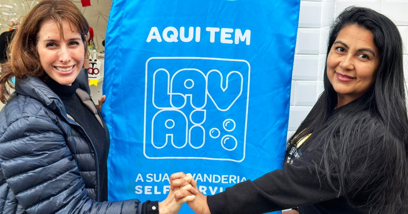 Parceira Graça com a bandeira LAVAÍ no seu estabelecimento